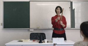 筮竹の説明場面
